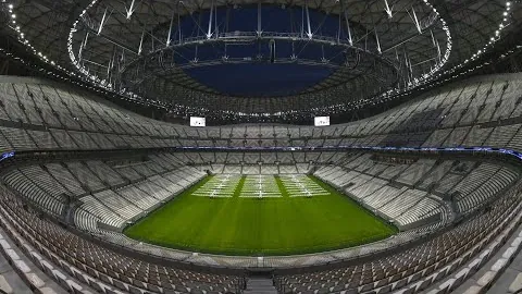 巴赫向总台冬奥会国际信号制作团队颁发荣誉牌匾